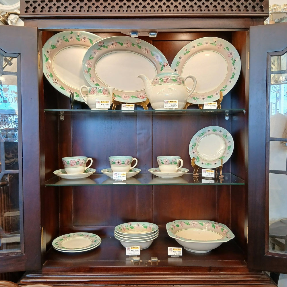 アビヤントジャポン店内キャビネットに展示販売しているClarice Cliff（クラリス･クリフ）のテーブルウエアです。