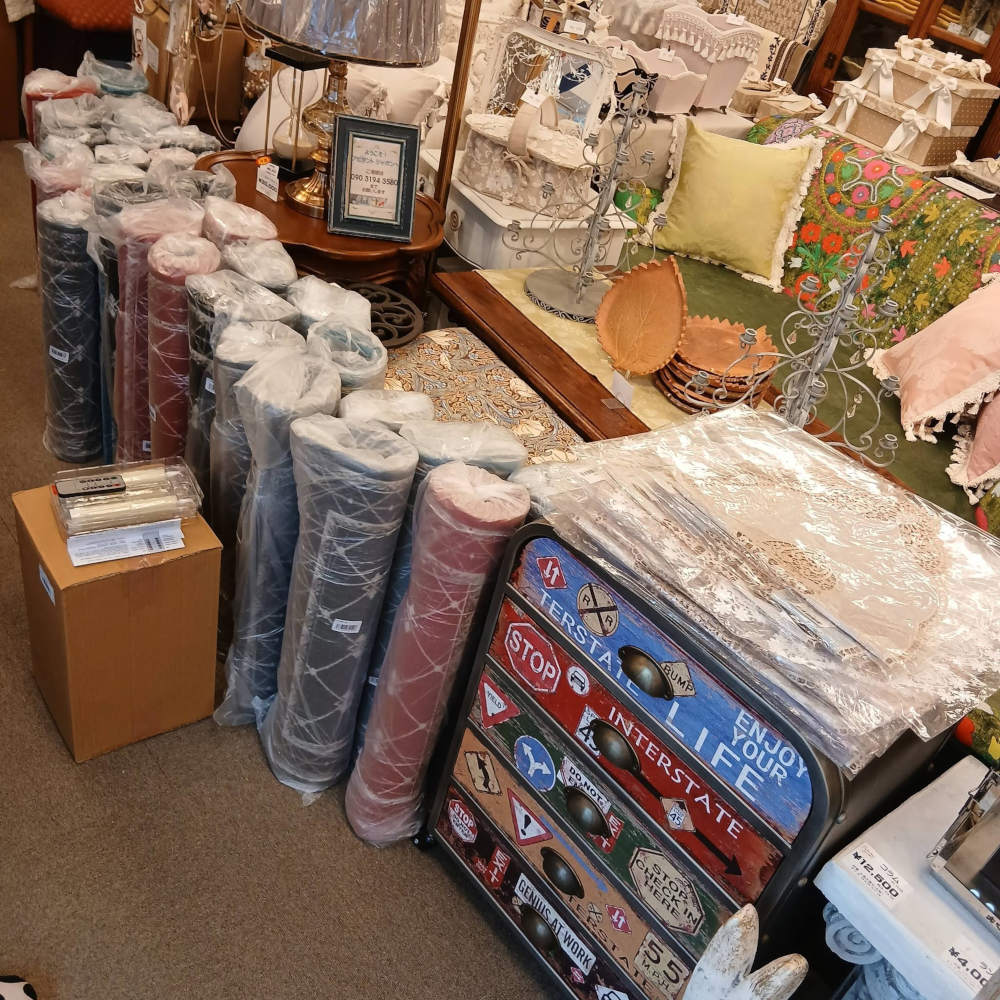 新作入荷で検品、商品撮影、展示作業中のアビヤントジャポンです。