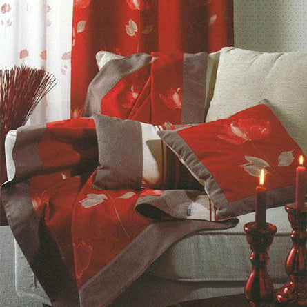 フランス製のクッションやテーブルライナー