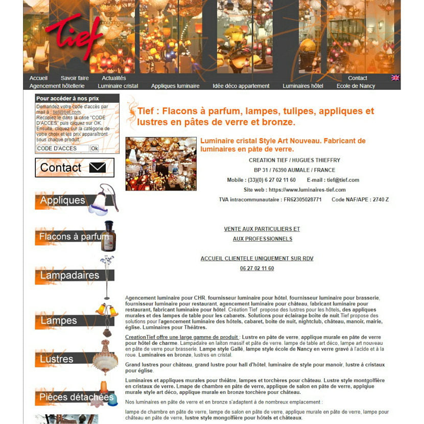 フランス伝統技術による吹きガラス製法とアンティーク仕上げの真鍮製ベースの希少なランプ。