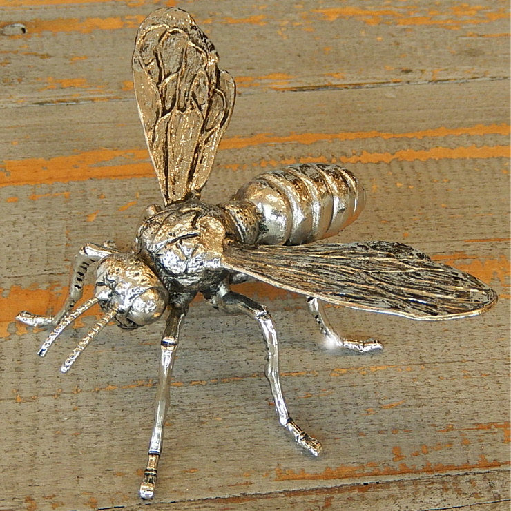 北欧の人々が大切にする自然界に生きる昆虫の真鍮フィギュアの大人の