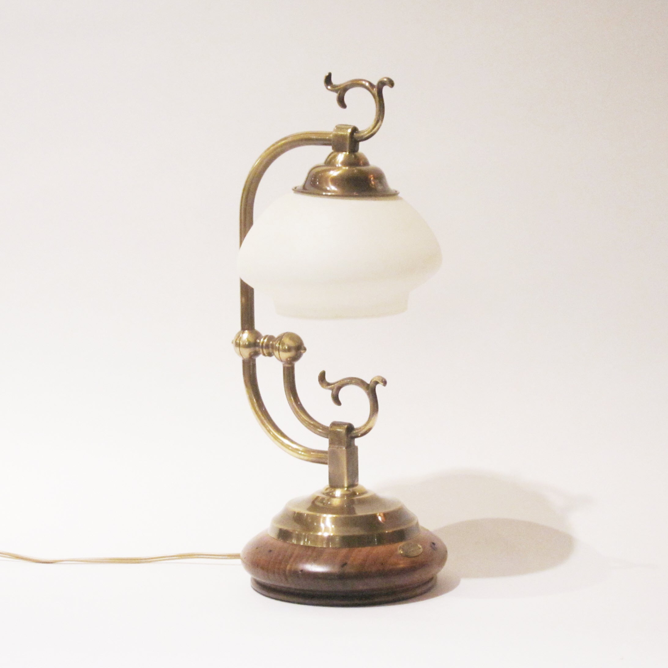 100年以上経過したポプラ古木と上質な真鍮で作られるアンティーク調