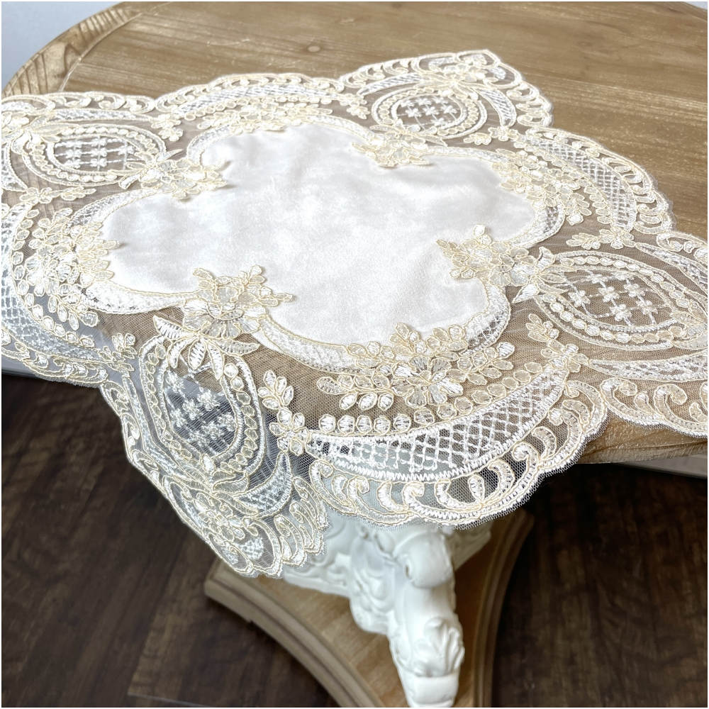 ドイリー テーブルセンター 直輸入レース イタリアンレース ベージュ インテリア エレガント 40×40 豪華 ゴージャス 高級感 おしゃれ 刺しゅう入り 12114DL