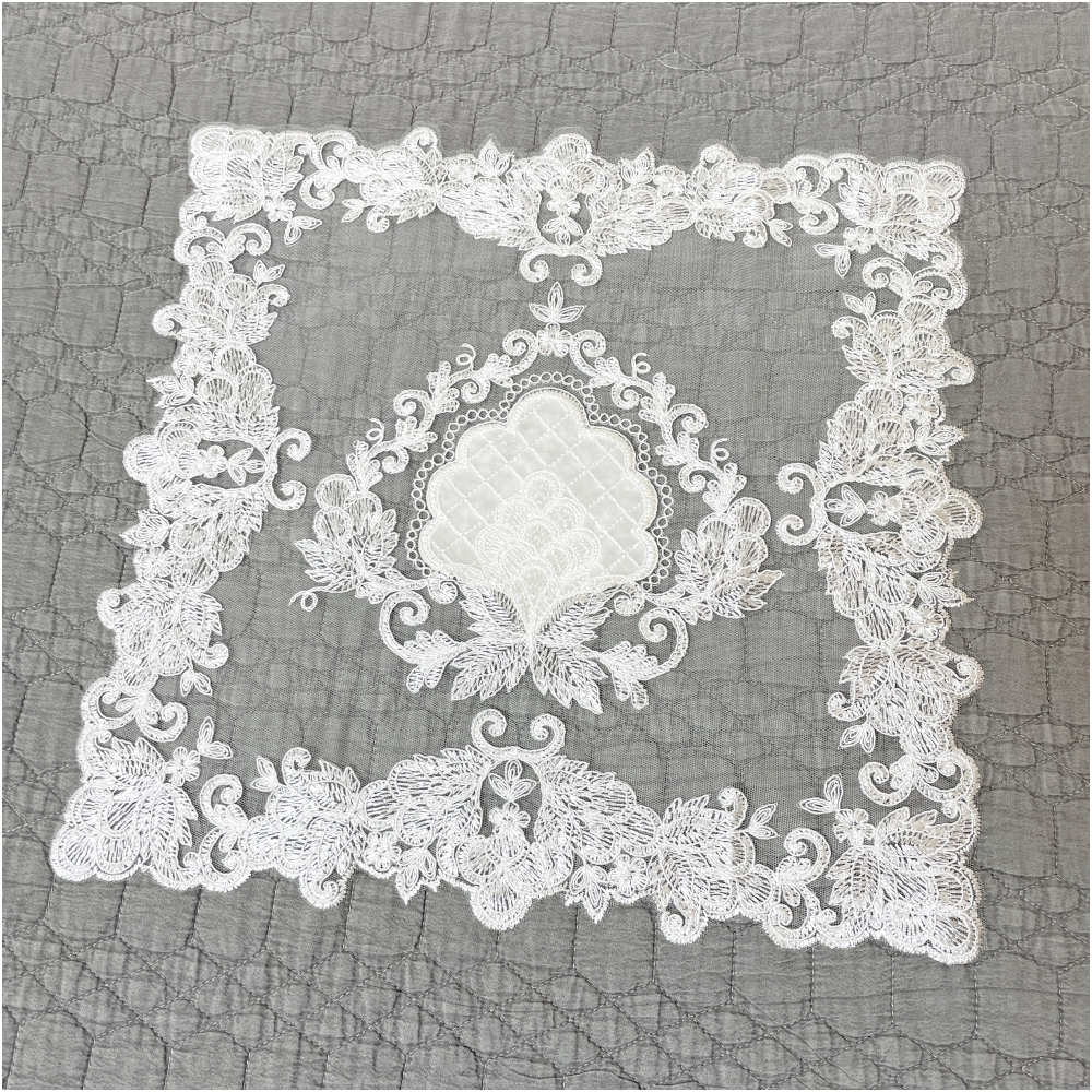 ドイリー テーブルセンター 直輸入レース イタリアンレース ホワイト エレガントインテリア 40×40 豪華 ゴージャス 高級感 おしゃれ 刺しゅう入り 12122DL
