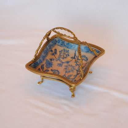 プレート 取っ手付き 陶磁器 真鍮 小物入れ 脚付き 雑貨 四角 アンティーク調 シノワズリー 菓子器 インテリア雑貨 1564019