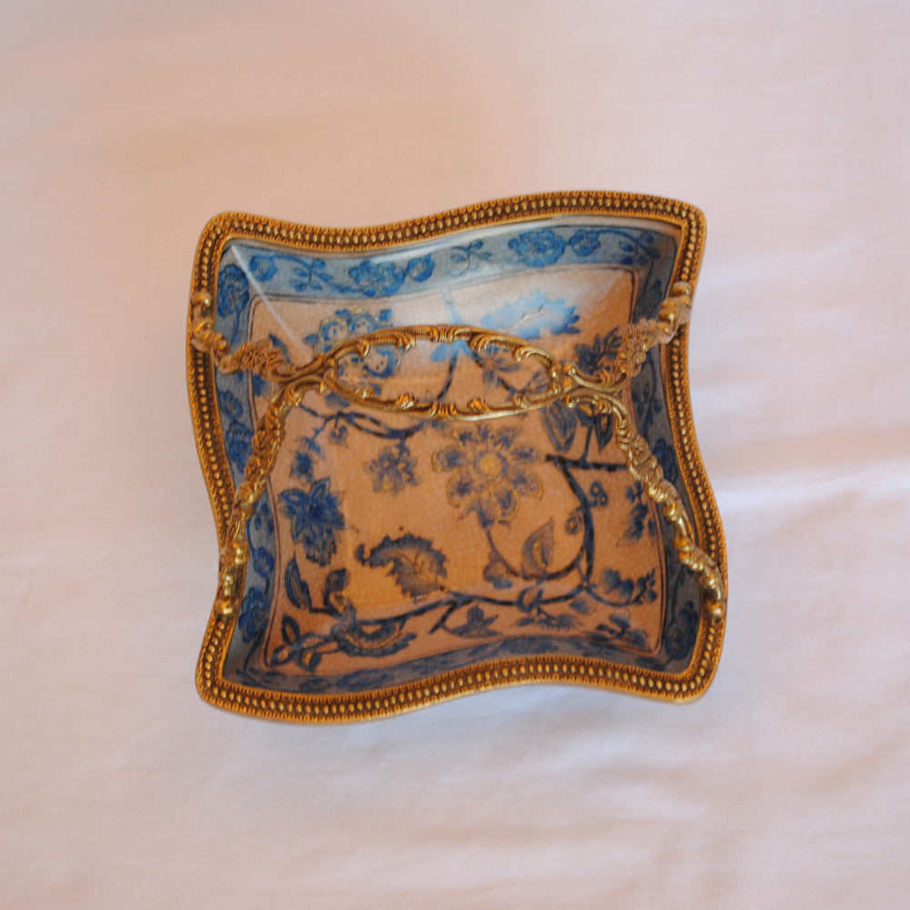 プレート 取っ手付き 陶磁器 真鍮 小物入れ 脚付き 雑貨 四角 アンティーク調 シノワズリー 菓子器 インテリア雑貨 1564019