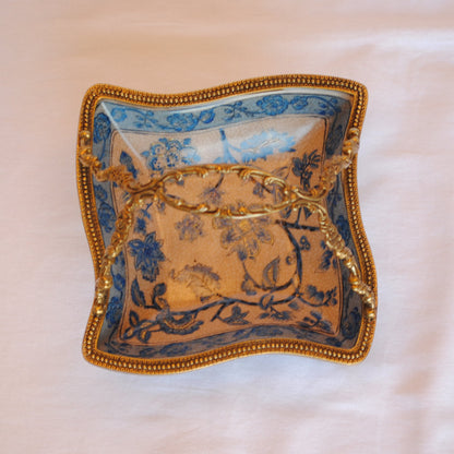 プレート 取っ手付き 陶磁器 真鍮 小物入れ 脚付き 雑貨 四角 アンティーク調 シノワズリー 菓子器 インテリア雑貨 1564019