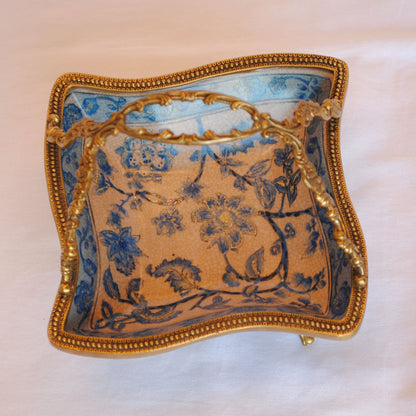 プレート 取っ手付き 陶磁器 真鍮 小物入れ 脚付き 雑貨 四角 アンティーク調 シノワズリー 菓子器 インテリア雑貨 1564019