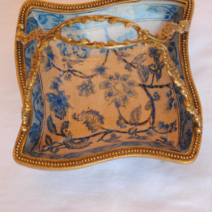 プレート 取っ手付き 陶磁器 真鍮 小物入れ 脚付き 雑貨 四角 アンティーク調 シノワズリー 菓子器 インテリア雑貨 1564019