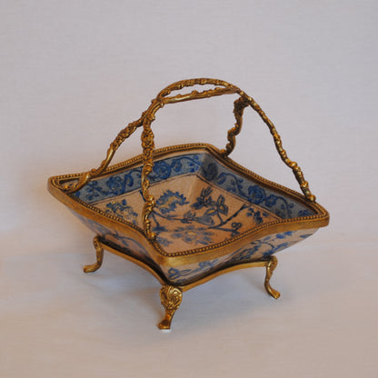 プレート 取っ手付き 陶磁器 真鍮 小物入れ 脚付き 雑貨 四角 アンティーク調 シノワズリー 菓子器 インテリア雑貨 1564019