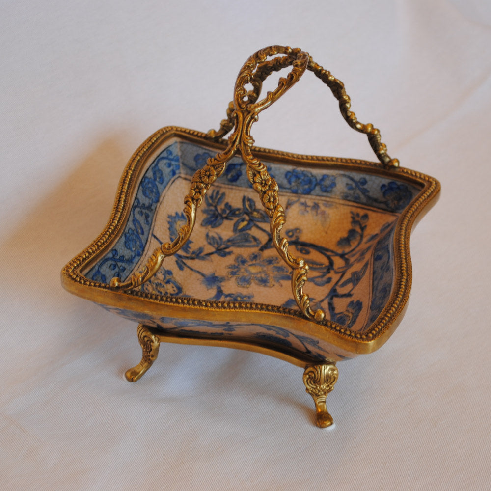 プレート 取っ手付き 陶磁器 真鍮 小物入れ 脚付き 雑貨 四角 アンティーク調 シノワズリー 菓子器 インテリア雑貨 1564019