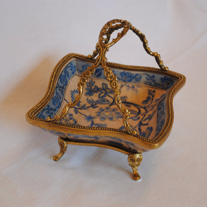 プレート 取っ手付き 陶磁器 真鍮 小物入れ 脚付き 雑貨 四角 アンティーク調 シノワズリー 菓子器 インテリア雑貨 1564019