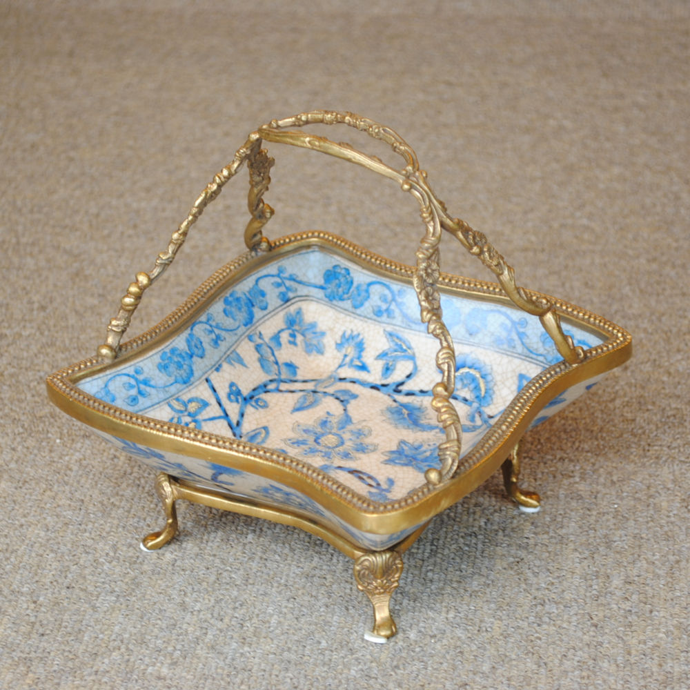 プレート 取っ手付き 陶磁器 真鍮 小物入れ 脚付き 雑貨 四角 アンティーク調 シノワズリー 菓子器 インテリア雑貨 1564019