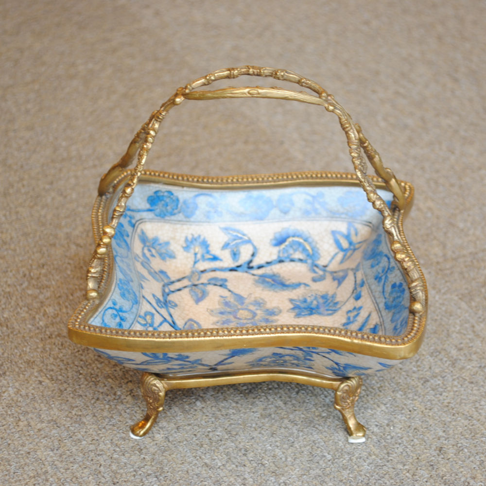 プレート 取っ手付き 陶磁器 真鍮 小物入れ 脚付き 雑貨 四角 アンティーク調 シノワズリー 菓子器 インテリア雑貨 1564019