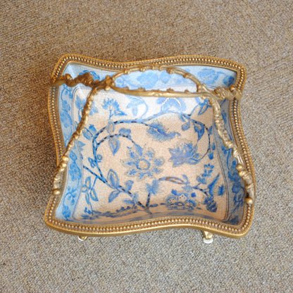 プレート 取っ手付き 陶磁器 真鍮 小物入れ 脚付き 雑貨 四角 アンティーク調 シノワズリー 菓子器 インテリア雑貨 1564019