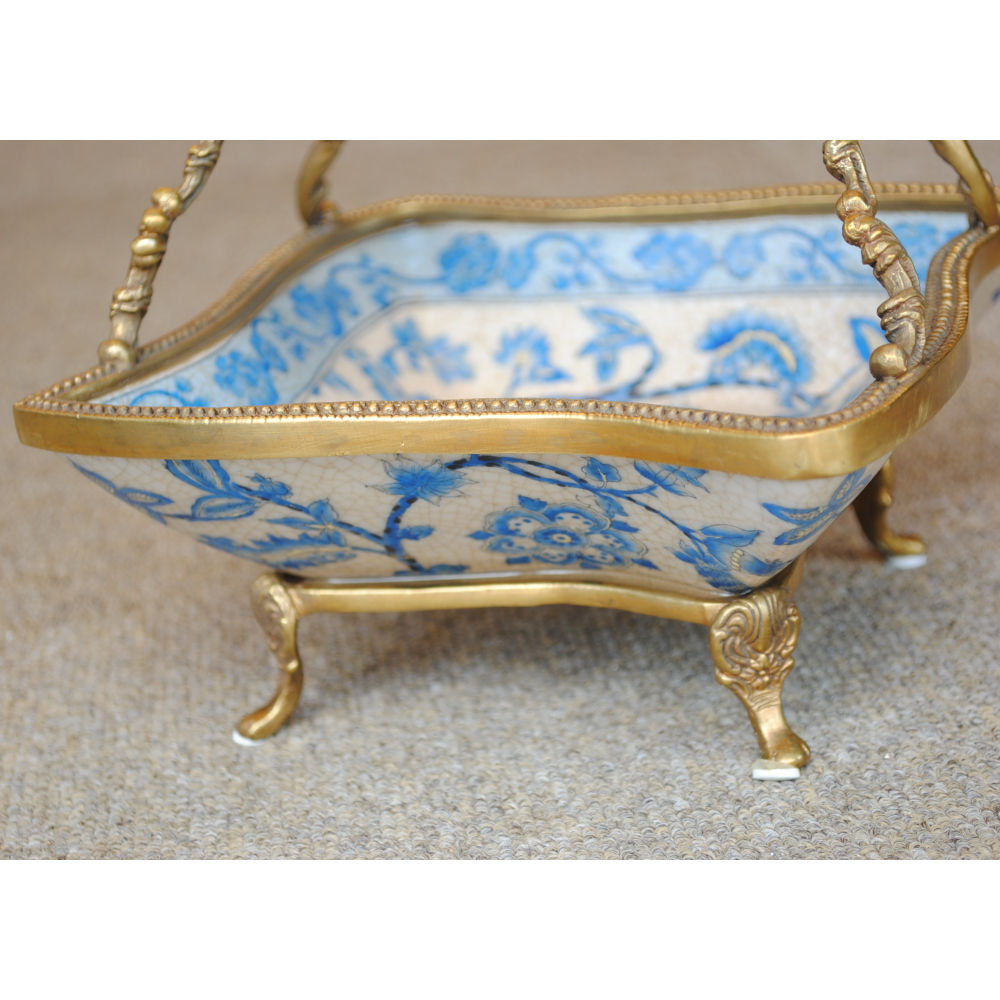 プレート 取っ手付き 陶磁器 真鍮 小物入れ 脚付き 雑貨 四角 アンティーク調 シノワズリー 菓子器 インテリア雑貨 1564019