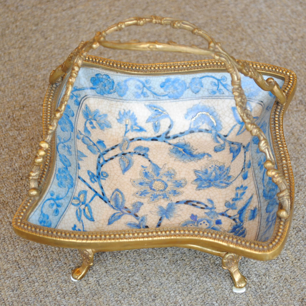 プレート 取っ手付き 陶磁器 真鍮 小物入れ 脚付き 雑貨 四角 アンティーク調 シノワズリー 菓子器 インテリア雑貨 1564019