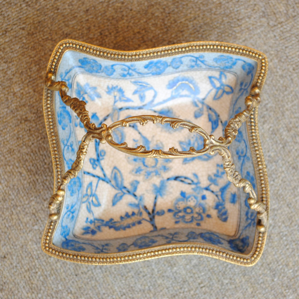 プレート 取っ手付き 陶磁器 真鍮 小物入れ 脚付き 雑貨 四角 アンティーク調 シノワズリー 菓子器 インテリア雑貨 1564019