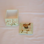 ボックス BOX 鳥 陶磁器 真鍮 蓋つき小物入れ 雑貨 桜 アンティーク調 シノワズリー 菓子器 インテリア雑貨 1564037