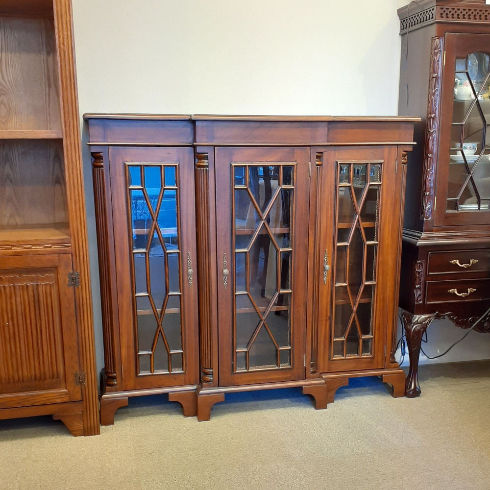 キャビネット ショーケース アンティーク風家具 ディスプレイキャビネット 3ドアキャビネット コレクションボード マホガニー無垢材家具 アンティーク風 160003