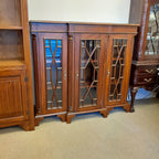 キャビネット ショーケース アンティーク風家具 ディスプレイキャビネット 3ドアキャビネット コレクションボード マホガニー無垢材家具 アンティーク風 160003