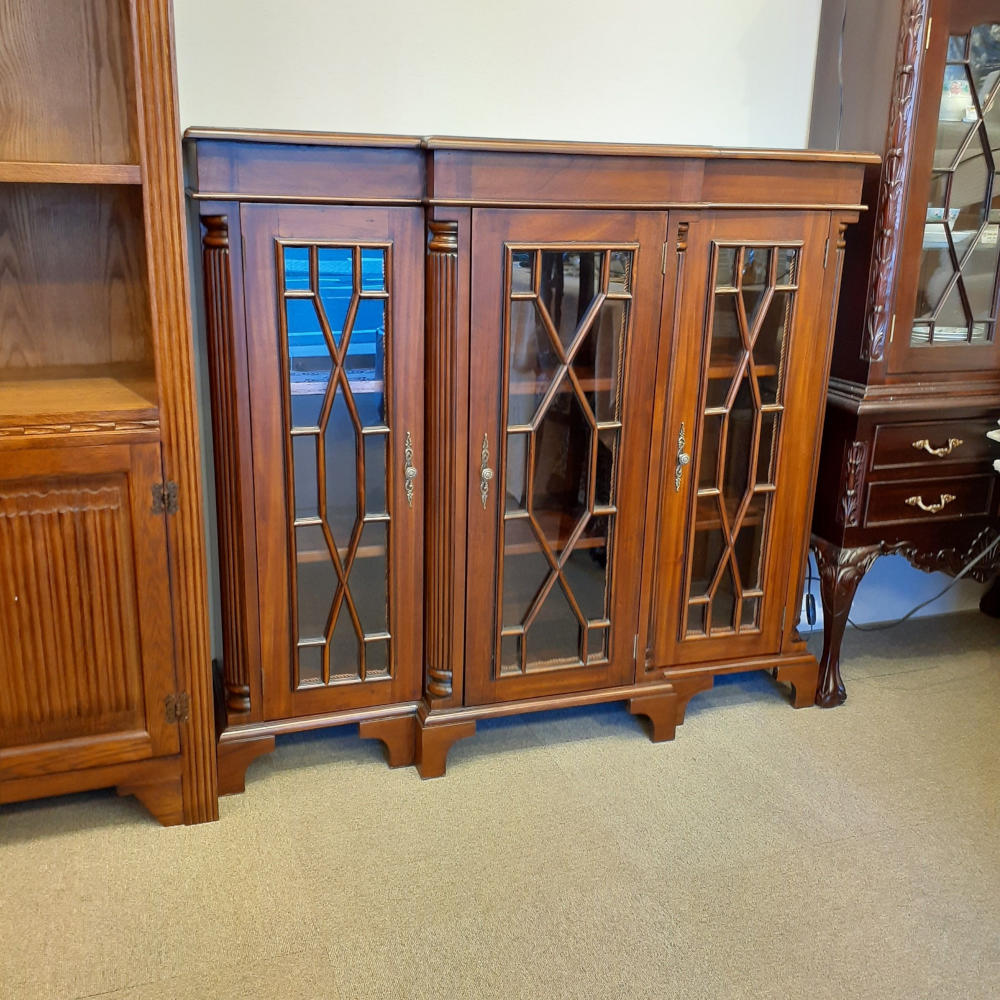 キャビネット ショーケース アンティーク風家具 ディスプレイキャビネット 3ドアキャビネット コレクションボード マホガニー無垢材家具 アンティーク風 160003