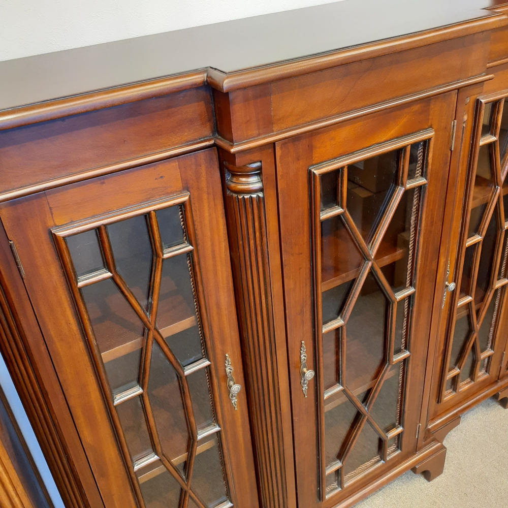 キャビネット ショーケース アンティーク風家具 ディスプレイキャビネット 3ドアキャビネット コレクションボード マホガニー無垢材家具 アンティーク風 160003