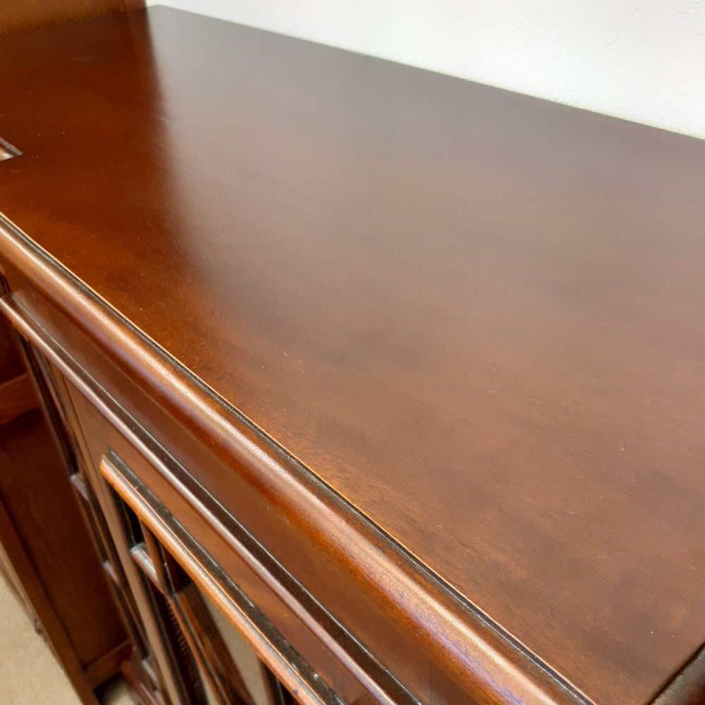 キャビネット ショーケース アンティーク風家具 ディスプレイキャビネット 3ドアキャビネット コレクションボード マホガニー無垢材家具 アンティーク風 160003