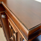 キャビネット ショーケース アンティーク風家具 ディスプレイキャビネット 3ドアキャビネット コレクションボード マホガニー無垢材家具 アンティーク風 160003