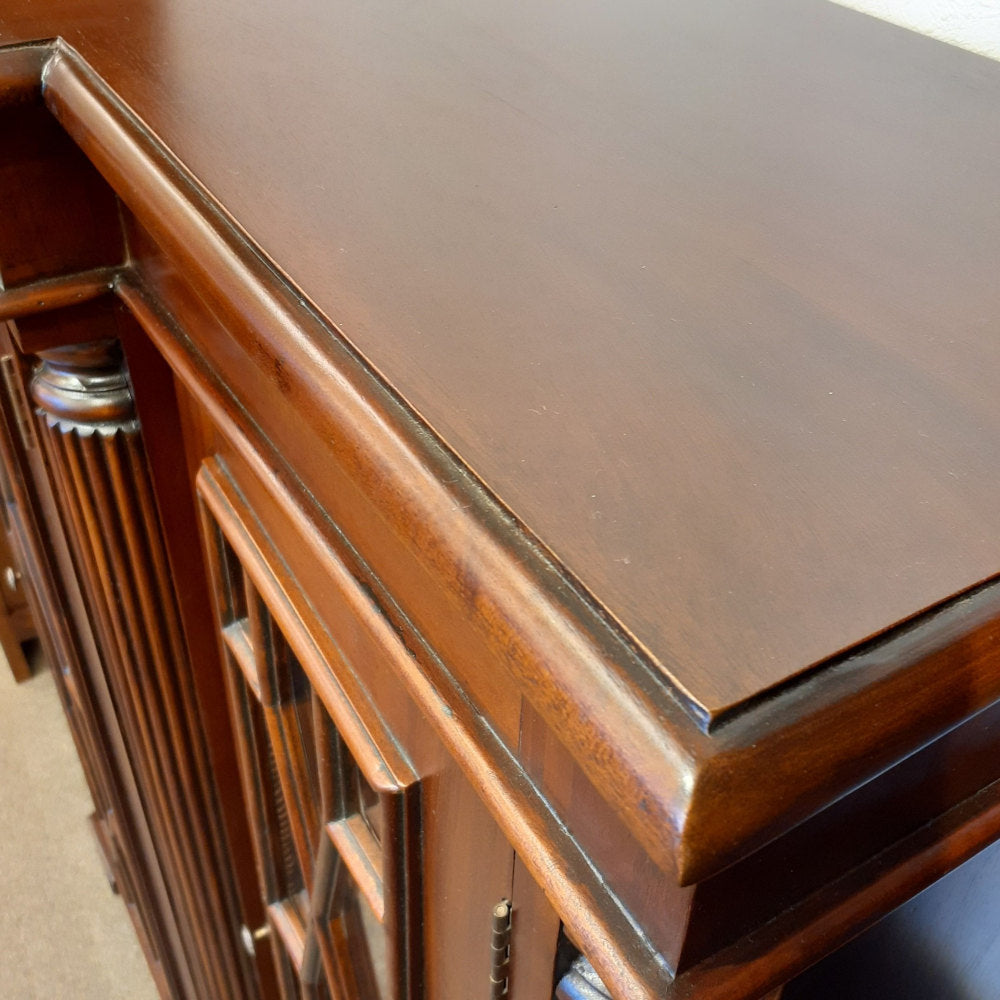 キャビネット ショーケース アンティーク風家具 ディスプレイキャビネット 3ドアキャビネット コレクションボード マホガニー無垢材家具 アンティーク風 160003