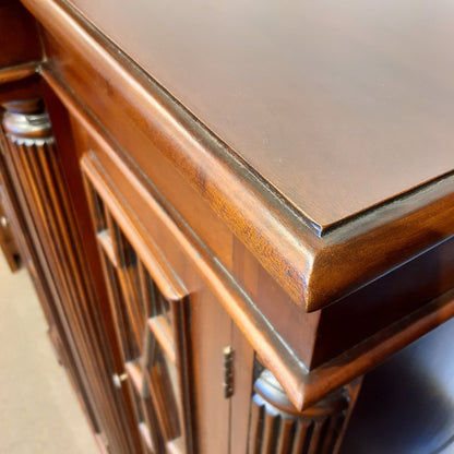 キャビネット ショーケース アンティーク風家具 ディスプレイキャビネット 3ドアキャビネット コレクションボード マホガニー無垢材家具 アンティーク風 160003