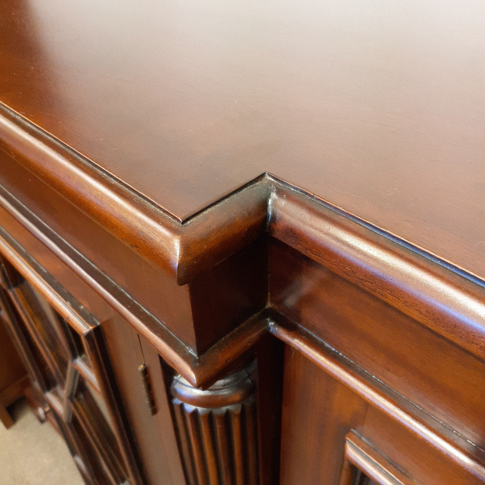 キャビネット ショーケース アンティーク風家具 ディスプレイキャビネット 3ドアキャビネット コレクションボード マホガニー無垢材家具 アンティーク風 160003