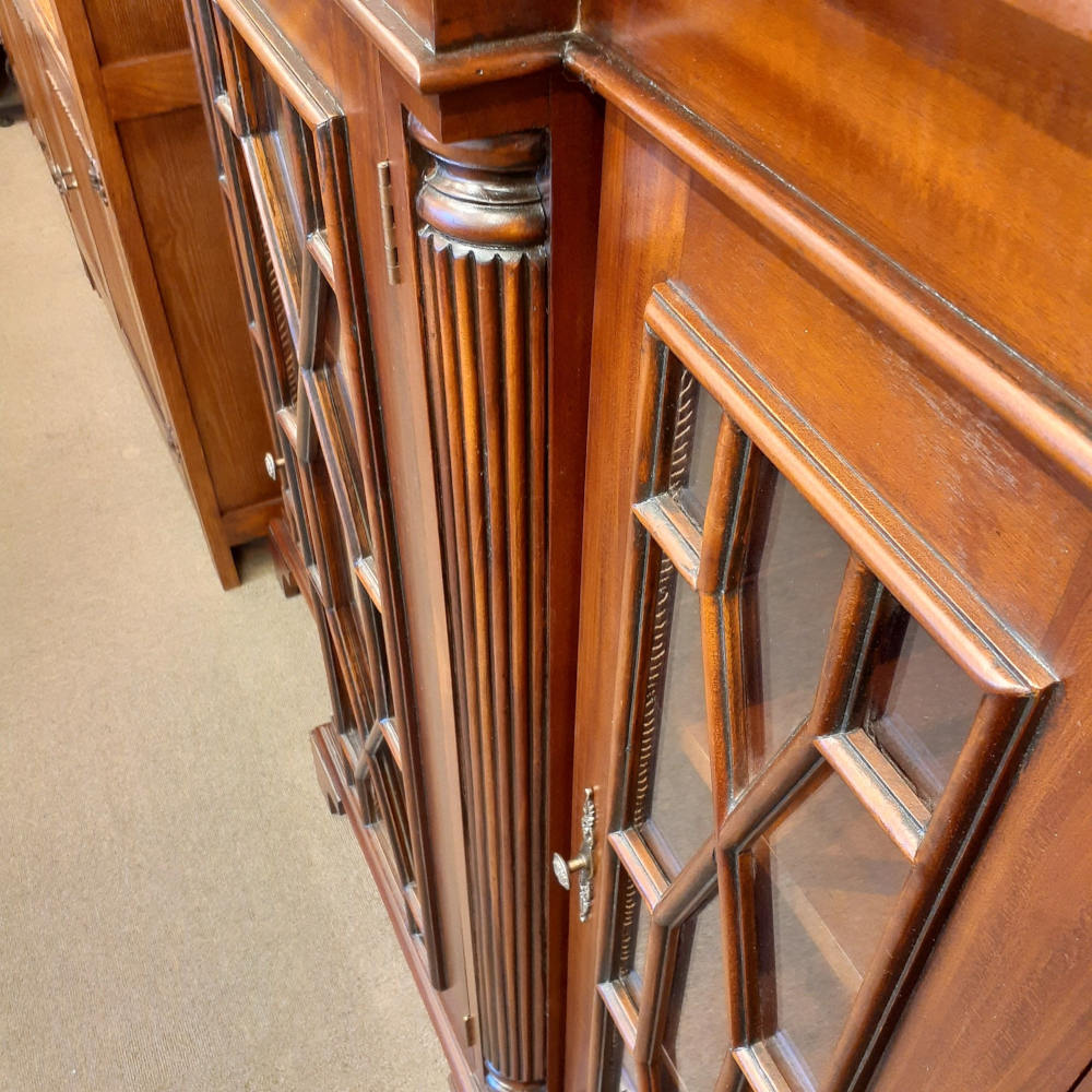 キャビネット ショーケース アンティーク風家具 ディスプレイキャビネット 3ドアキャビネット コレクションボード マホガニー無垢材家具 アンティーク風 160003