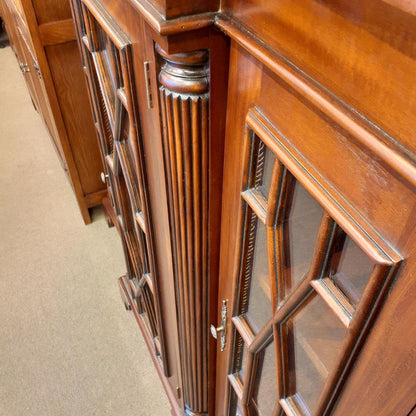 キャビネット ショーケース アンティーク風家具 ディスプレイキャビネット 3ドアキャビネット コレクションボード マホガニー無垢材家具 アンティーク風 160003