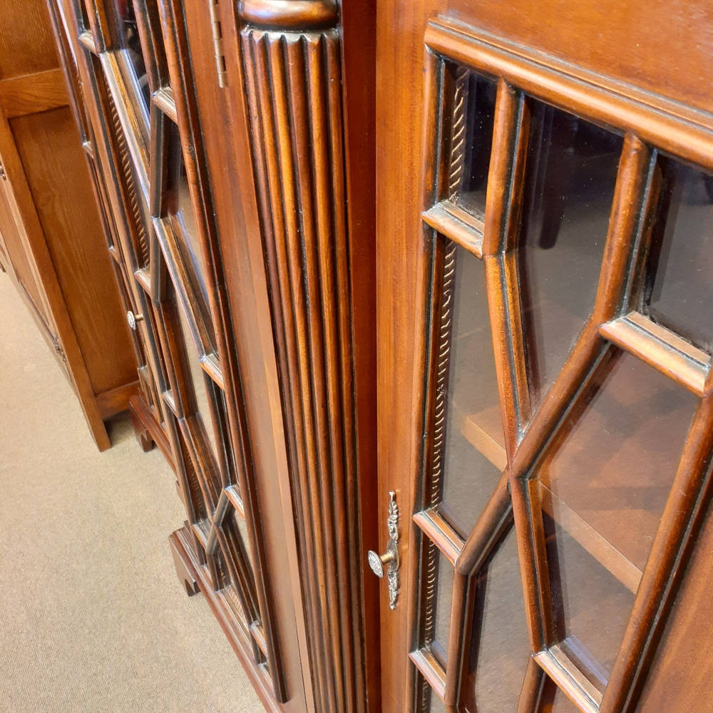 キャビネット ショーケース アンティーク風家具 ディスプレイキャビネット 3ドアキャビネット コレクションボード マホガニー無垢材家具 アンティーク風 160003