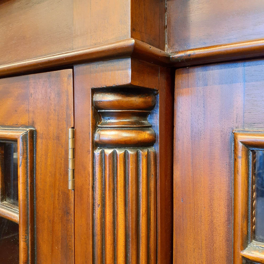 キャビネット ショーケース アンティーク風家具 ディスプレイキャビネット 3ドアキャビネット コレクションボード マホガニー無垢材家具 アンティーク風 160003