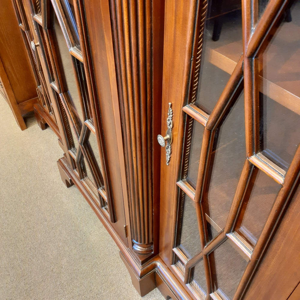 キャビネット ショーケース アンティーク風家具 ディスプレイキャビネット 3ドアキャビネット コレクションボード マホガニー無垢材家具 アンティーク風 160003