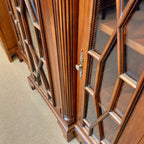 キャビネット ショーケース アンティーク風家具 ディスプレイキャビネット 3ドアキャビネット コレクションボード マホガニー無垢材家具 アンティーク風 160003