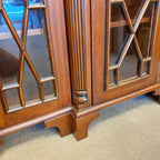 キャビネット ショーケース アンティーク風家具 ディスプレイキャビネット 3ドアキャビネット コレクションボード マホガニー無垢材家具 アンティーク風 160003