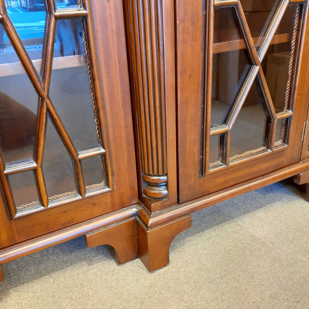 キャビネット ショーケース アンティーク風家具 ディスプレイキャビネット 3ドアキャビネット コレクションボード マホガニー無垢材家具 アンティーク風 160003