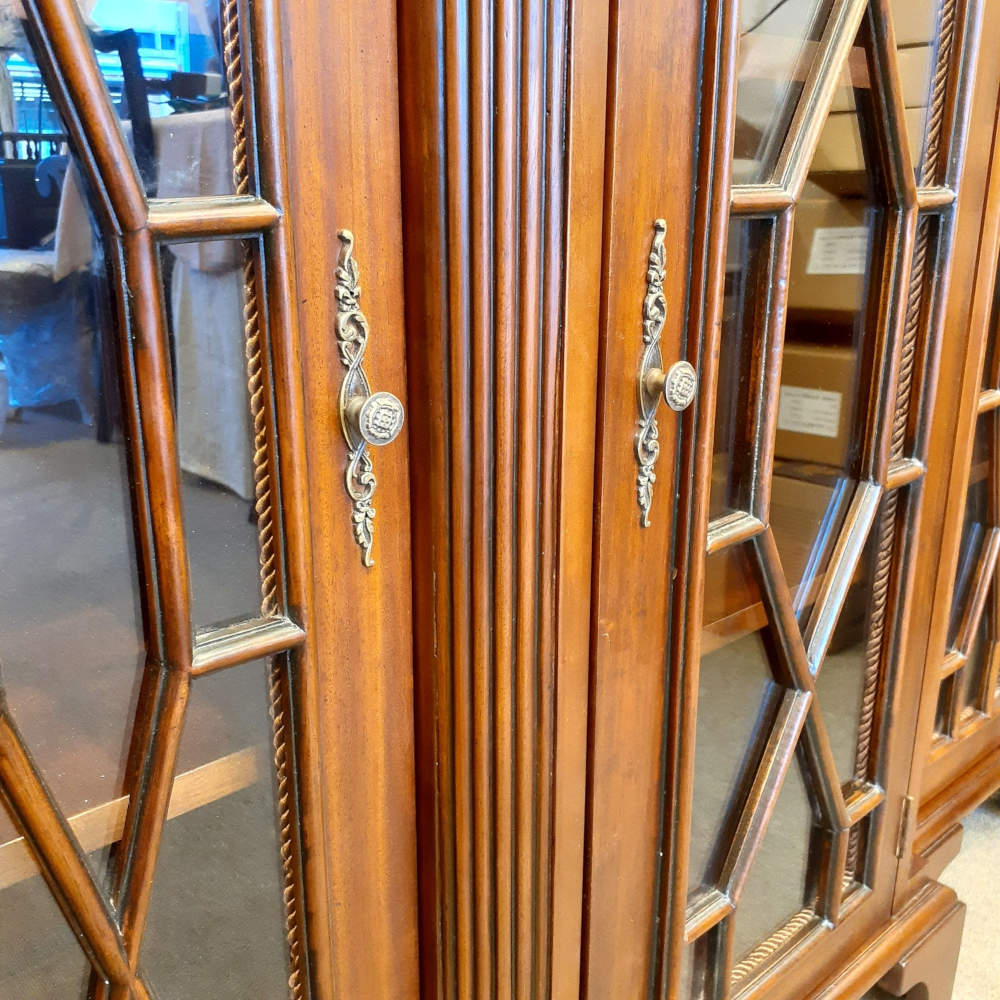 キャビネット ショーケース アンティーク風家具 ディスプレイキャビネット 3ドアキャビネット コレクションボード マホガニー無垢材家具 アンティーク風 160003