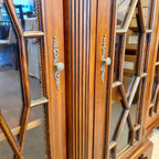 キャビネット ショーケース アンティーク風家具 ディスプレイキャビネット 3ドアキャビネット コレクションボード マホガニー無垢材家具 アンティーク風 160003