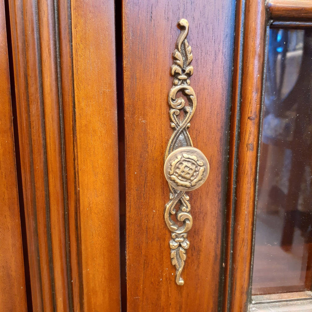 キャビネット ショーケース アンティーク風家具 ディスプレイキャビネット 3ドアキャビネット コレクションボード マホガニー無垢材家具 アンティーク風 160003