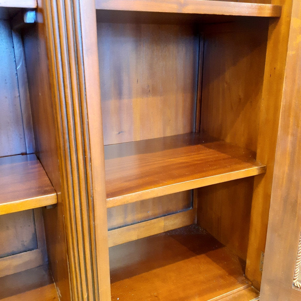 キャビネット ショーケース アンティーク風家具 ディスプレイキャビネット 3ドアキャビネット コレクションボード マホガニー無垢材家具 アンティーク風 160003