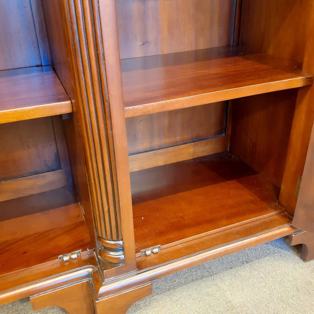 キャビネット ショーケース アンティーク風家具 ディスプレイキャビネット 3ドアキャビネット コレクションボード マホガニー無垢材家具 アンティーク風 160003