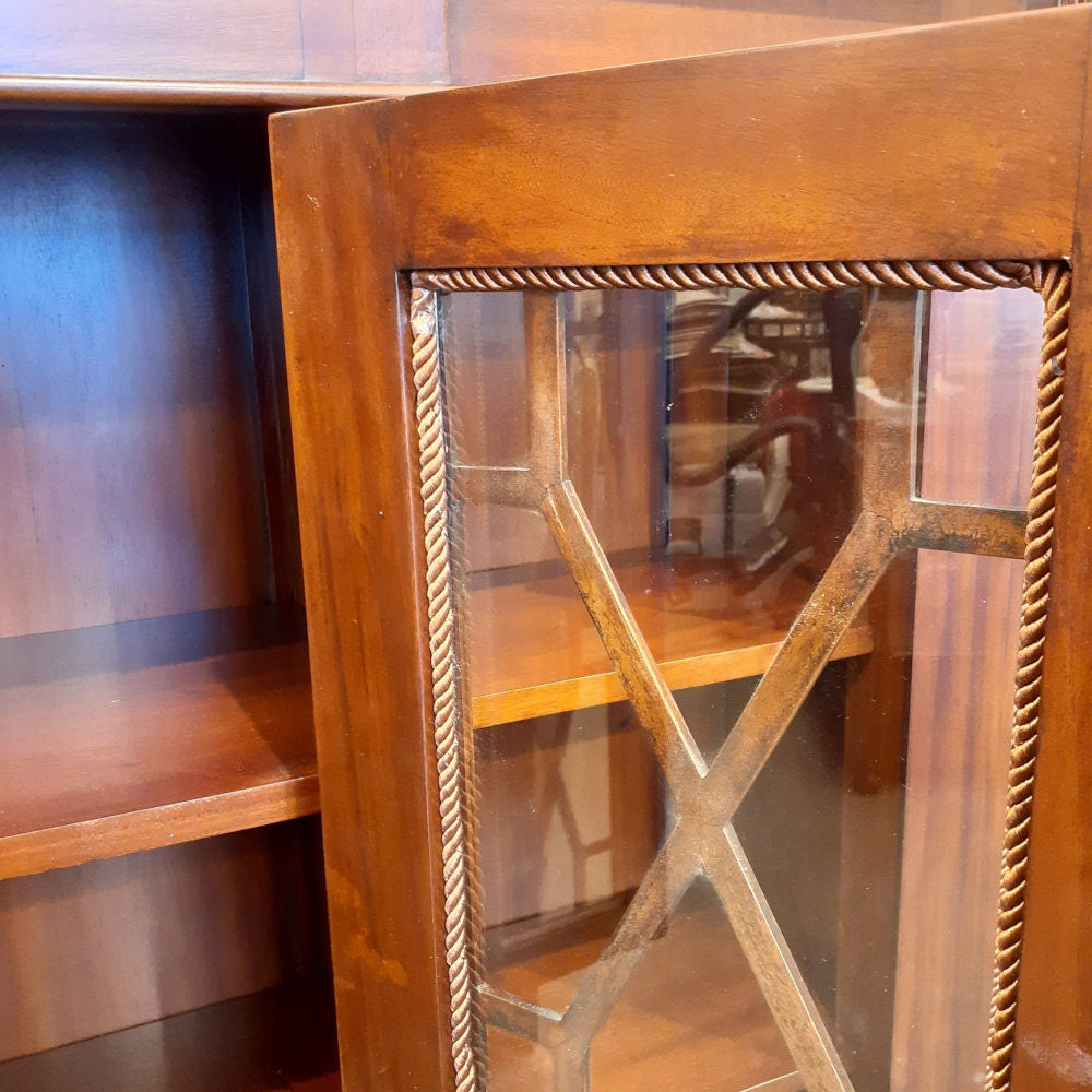 キャビネット ショーケース アンティーク風家具 ディスプレイキャビネット 3ドアキャビネット コレクションボード マホガニー無垢材家具 アンティーク風 160003