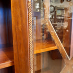 キャビネット ショーケース アンティーク風家具 ディスプレイキャビネット 3ドアキャビネット コレクションボード マホガニー無垢材家具 アンティーク風 160003