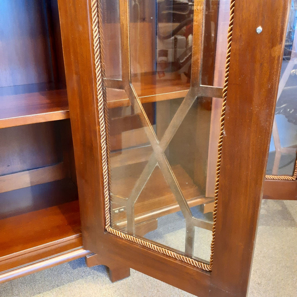 キャビネット ショーケース アンティーク風家具 ディスプレイキャビネット 3ドアキャビネット コレクションボード マホガニー無垢材家具 アンティーク風 160003