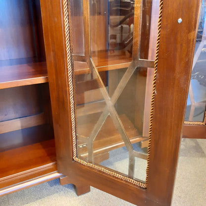 キャビネット ショーケース アンティーク風家具 ディスプレイキャビネット 3ドアキャビネット コレクションボード マホガニー無垢材家具 アンティーク風 160003