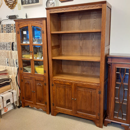 ブックシェルフ 英国アンティーク風オープンキャビネット 本棚 ドアキャビネット 本箱 ブックケース オーク材家具 オーク無垢材 アンティーク風家具 177015